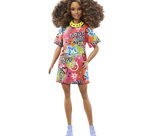 Barbie Poupée Mannequin Fashionistas, Cheveux bruns bouclés, silhouette athlétique, robe t-shirt imprimée de graffitis, vêtements et accessoires, Jouet Enfant, Dès 3 ans, HJT00